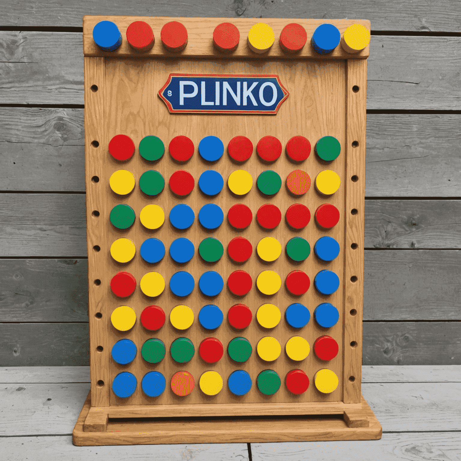 Tablero de Plinko original del programa El Precio Justo con sus característicos colores brillantes